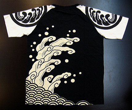 和柄Tシャツ 荒波に家紋柄